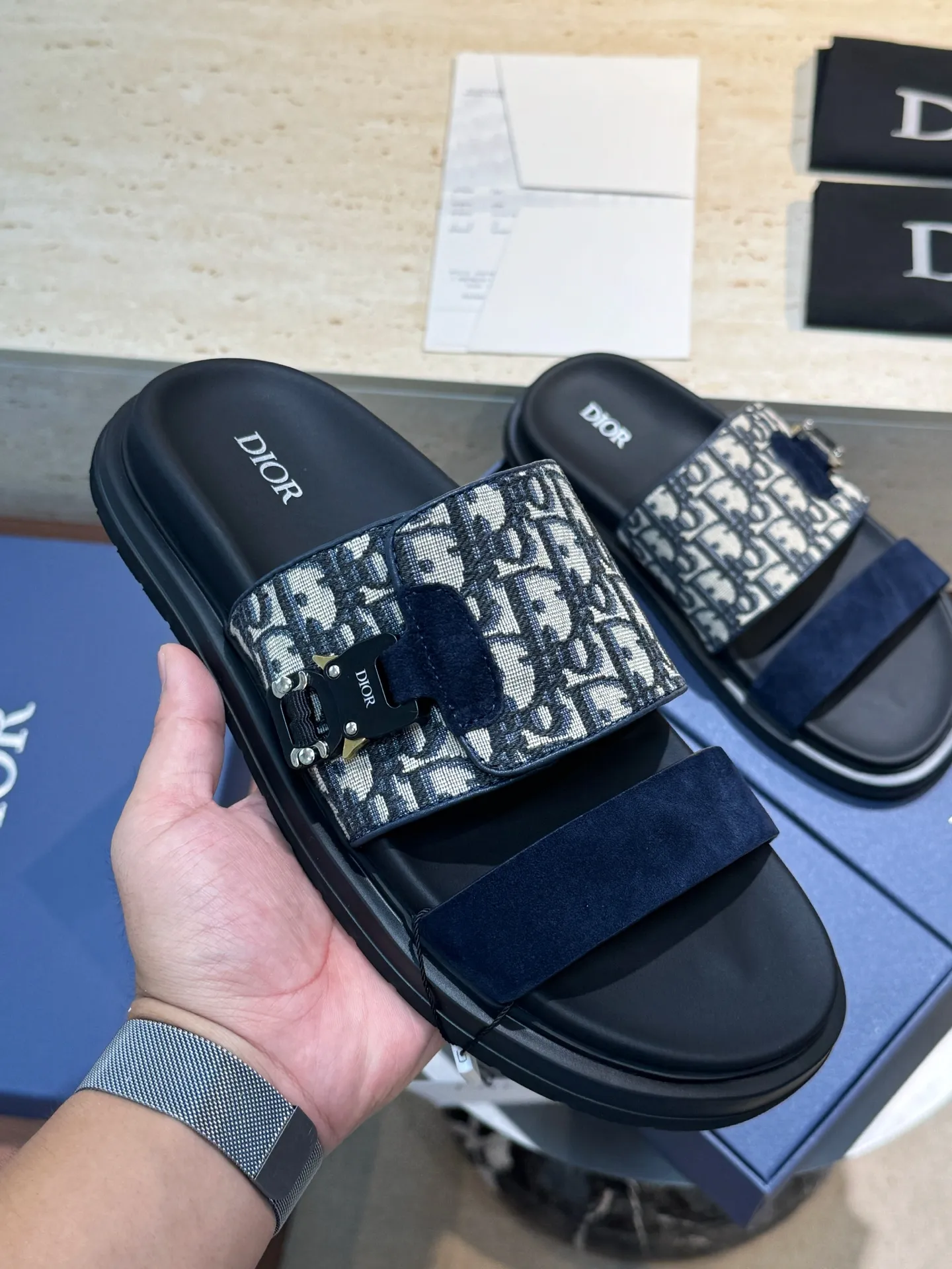 Factory price: 340💰Djia Aqua men's slippers and sandals, Dior's Aqua sandals are elegant and casual. The cross-strap design is reinterpreted in CD Diamond canvas, inspired by the brand's archives. Finished with a branded logo and tonal notch sole, they can be worn easily with shorts or jeans for a sophisticated look. Cowhide spliced ​​canvas + cowhide lining + rubber outsole Size: 39-44 (38 45 customized)